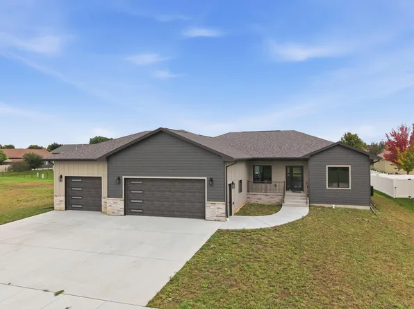 1517 Torrey Pines Ave, Mitchell, SD 57301