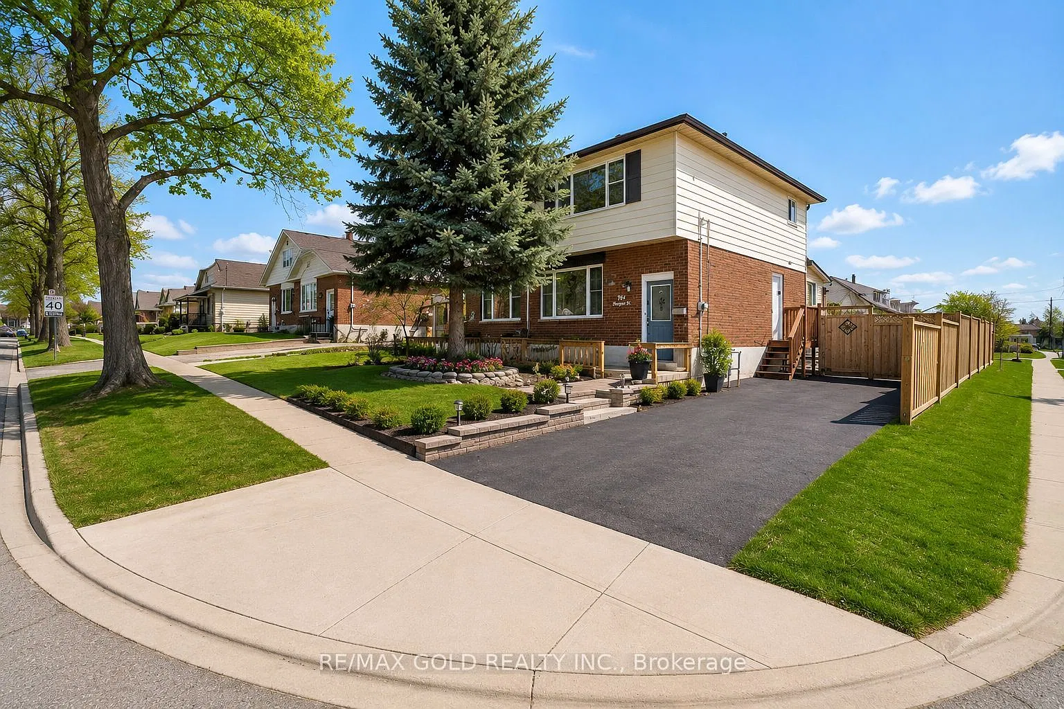 4 bed, $2,400 — Photo 2
