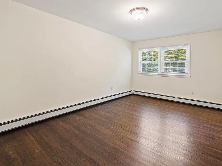 Newtonian Garden Apartments — Photo 12