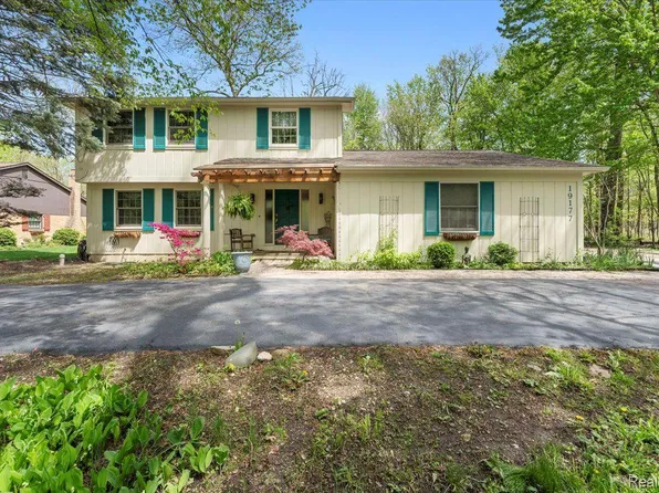 19177 Meridian Rd, Grosse Ile, MI 48138