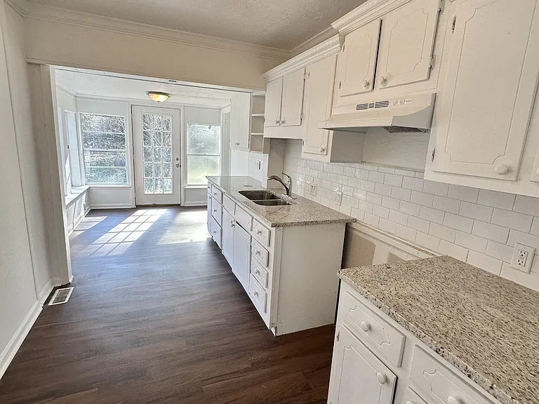 1341 Pineview Rd — Photo 2