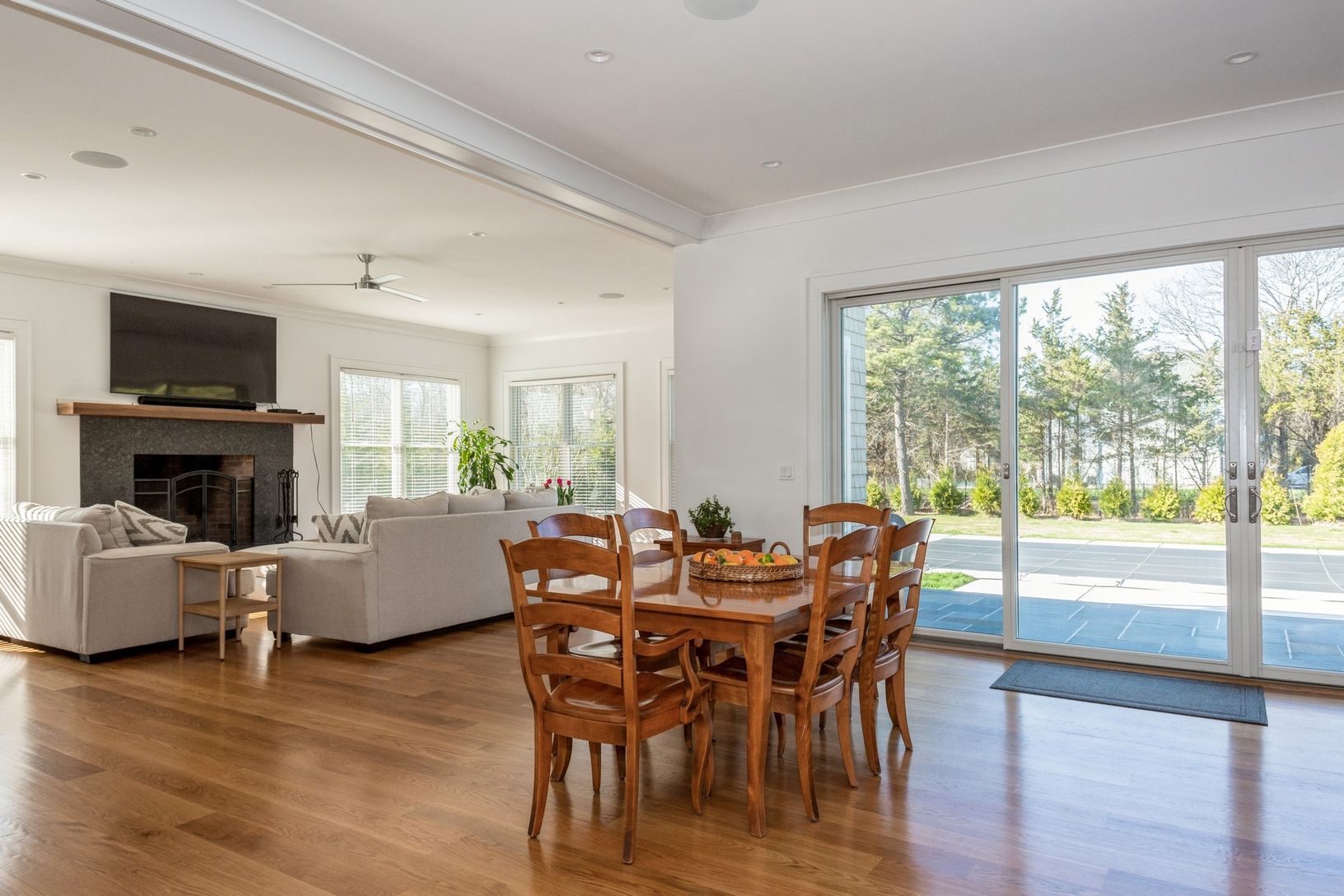  Open plan dining with access to the great outdoors