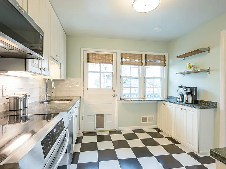 407 Russell Rd — Photo 10