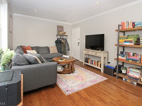 5th image of 370 Claremont Ave #B