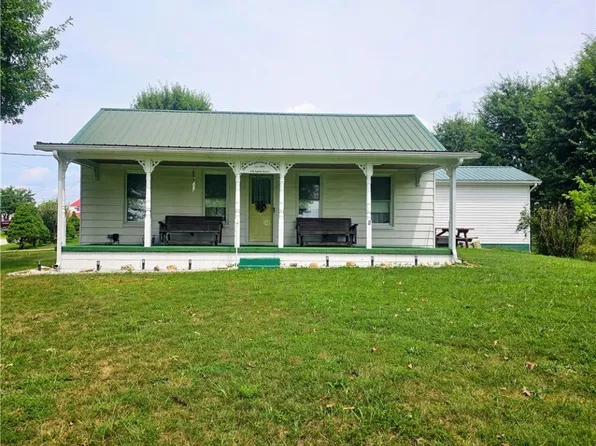 108 Smith St, Leon, WV 25123