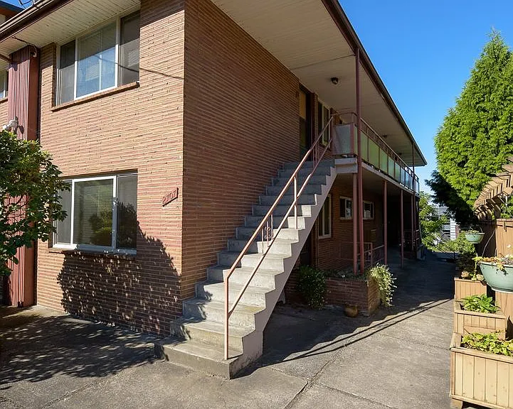 2707 Franklin Ave E — Photo 14