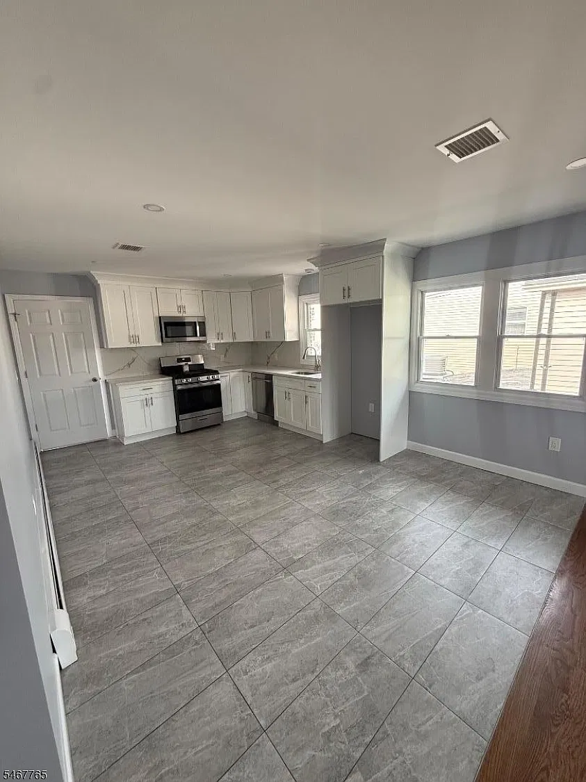 3 bed, 1.0 bath, $2,500 — Photo 1