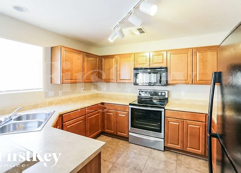 1023 S 226th Dr — Photo 6