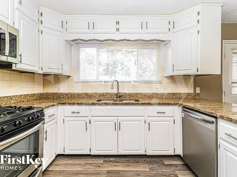 2110 Somerset Dr — Photo 5