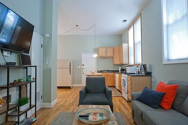 1st image of 1402 W School St #1R