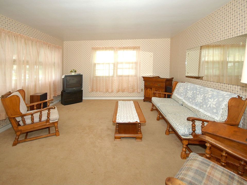 2nd image of 32 Oak Ln