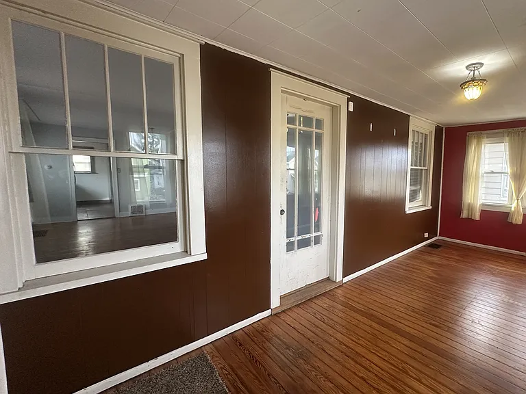 136 E Woodside St — Photo 2