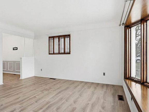 3rd image of 3262 Grange Rd