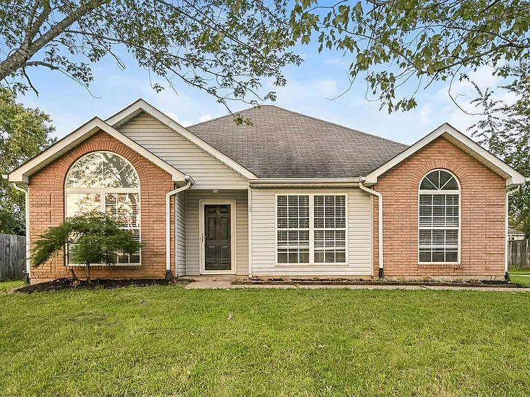 2204 Joann Dr — Photo 1