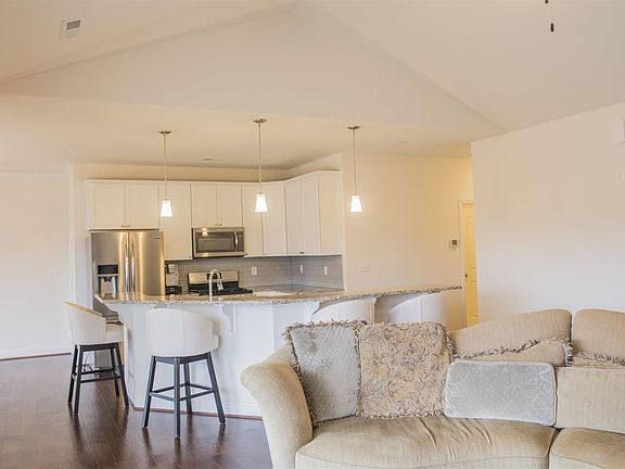 4th image of 104 Oak Meadow Ln
