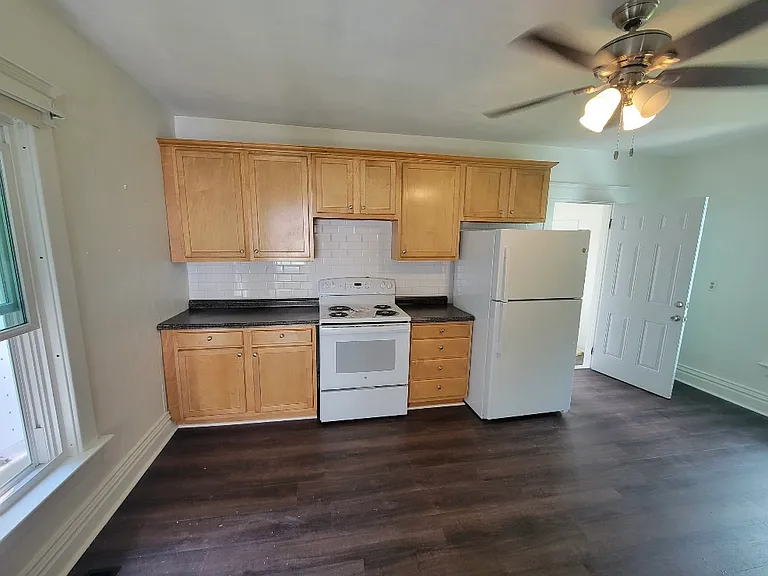 9816 Bateman Ave — Photo 5