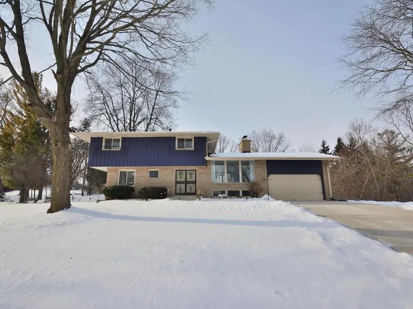 5005 South Menard DRIVE, New Berlin, WI 53151