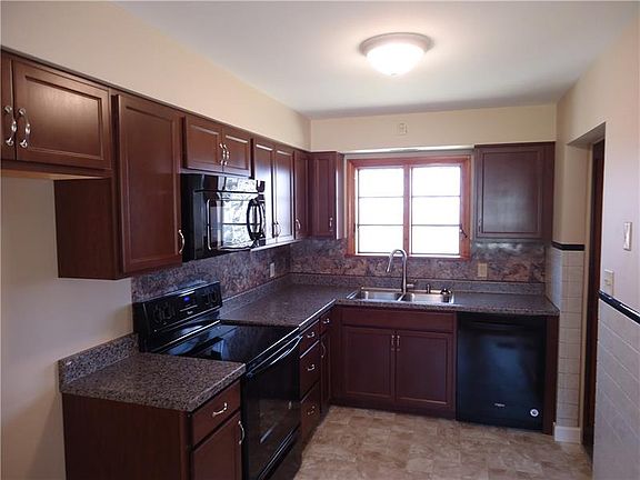 5th image of 445 Hillcrest Dr