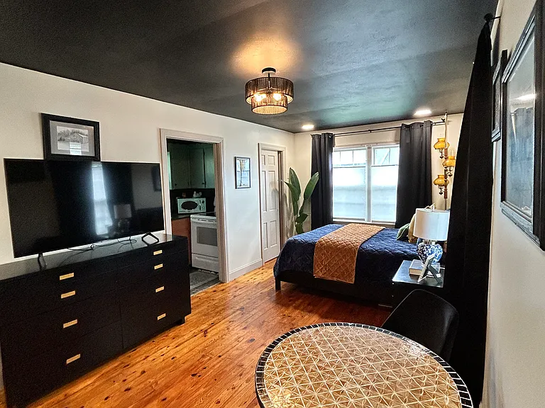 1209 Redwood Ave — Photo 3
