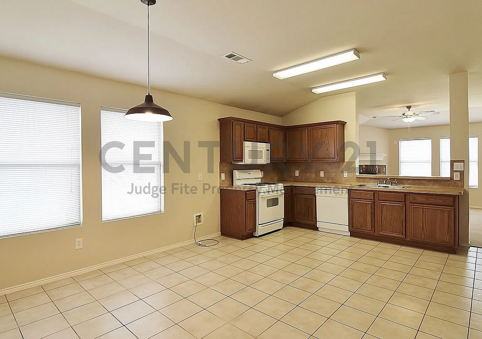 Beautiful 3/2/2 in White Settlement ISD For Rent! — Photo 3