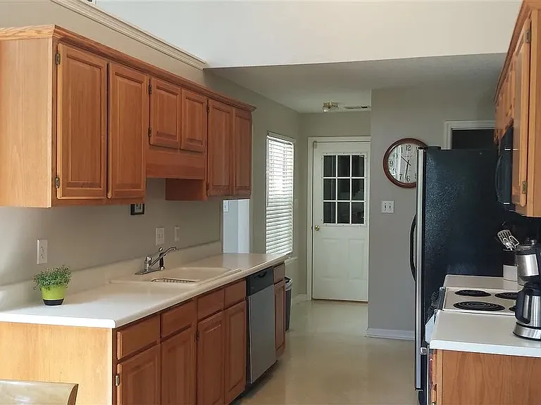 114 Mayfair Cir — Photo 5