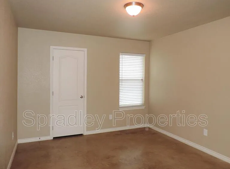 767B E Ridge Blvd — Photo 9
