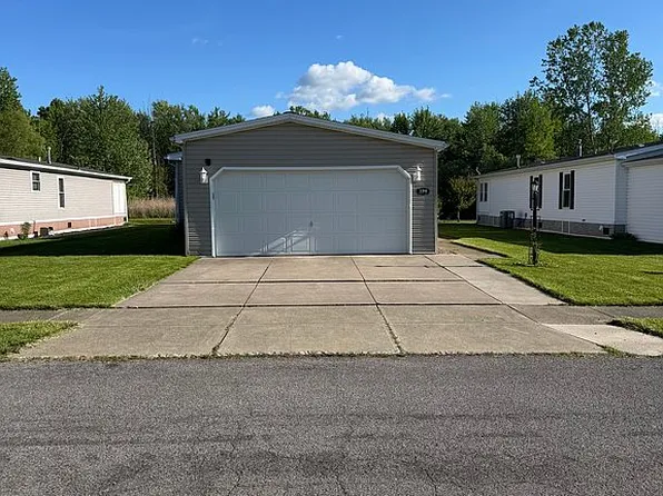 194 Golden Pond Est, Akron, NY 14001