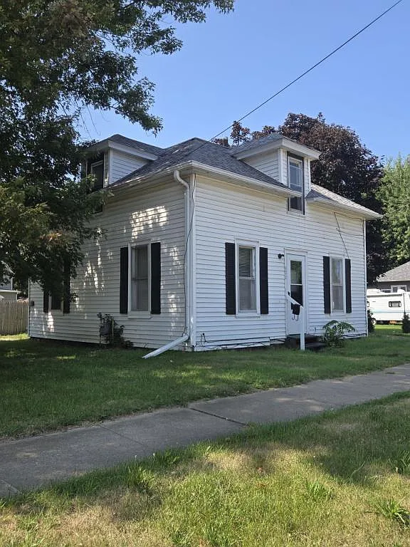 402 SW 3rd St — Photo 2