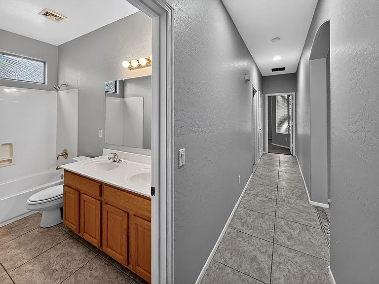 2421 W Ellis St — Photo 40