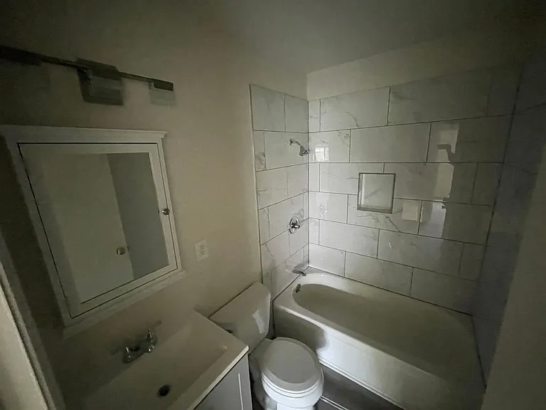 TL1042 — Photo 11