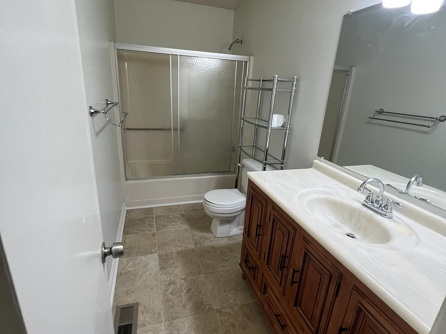 2 bed, 1.5 bath, 1120 sqft, $1,800 — Photo 4