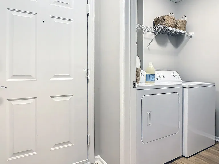 At Grand Oaks, we like to help you simplify life. That's why we guarantee in-unit washers and dryers in every apartment home, ensuring effortless organization and functionality for your daily routine.