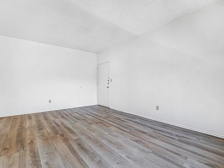 109 N Screenland Dr #E — Photo 6