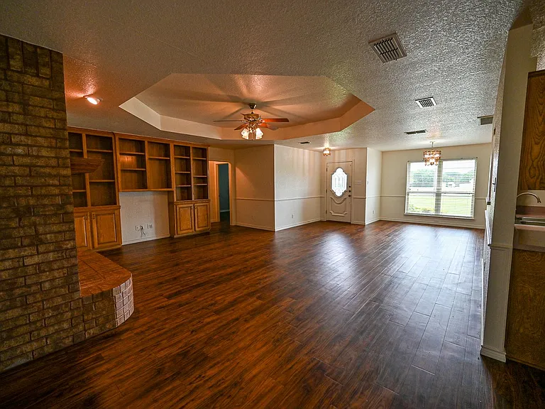 2951 N Trinity St — Photo 3