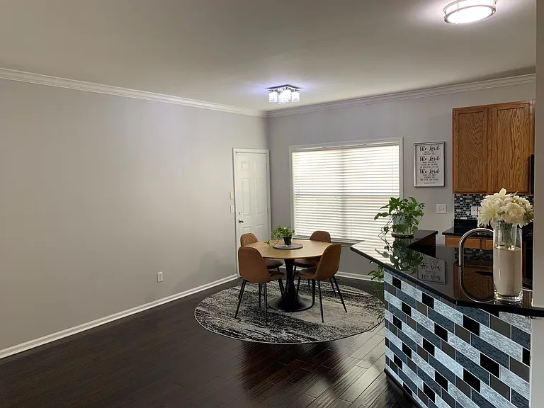 Kitchen/Breakfast (access to garage)