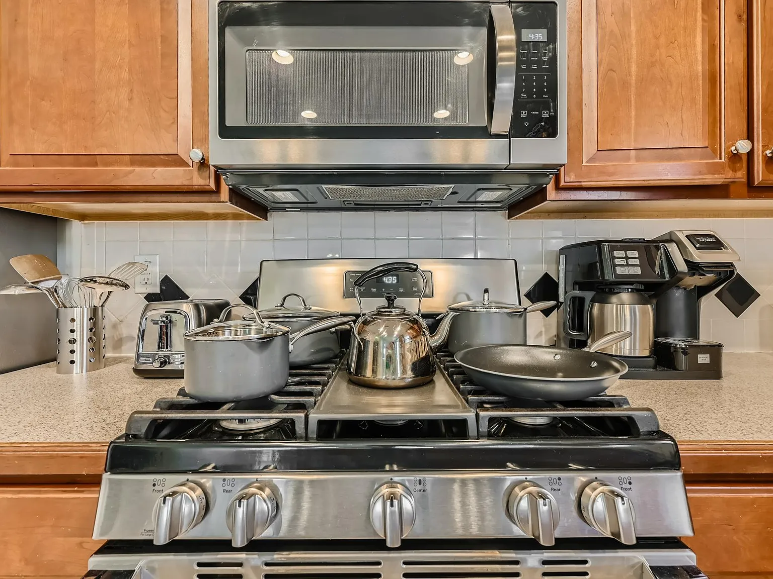 5 bed, 2.5 bath, 2700 sqft, $7,900 — Photo 3