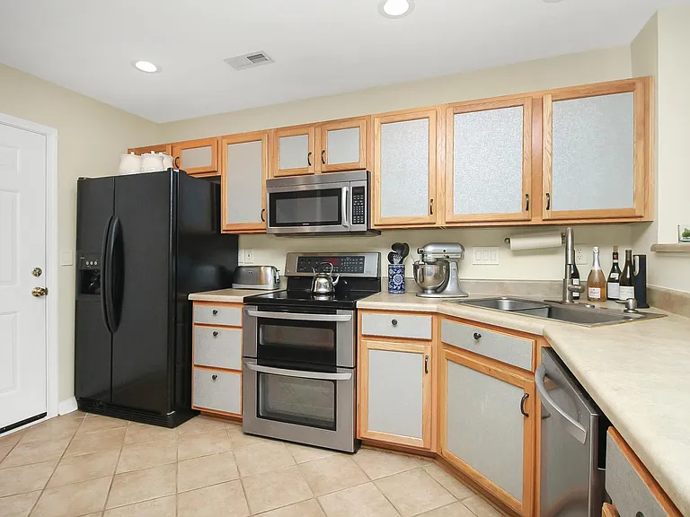 2292 Hanover Ct — Photo 10
