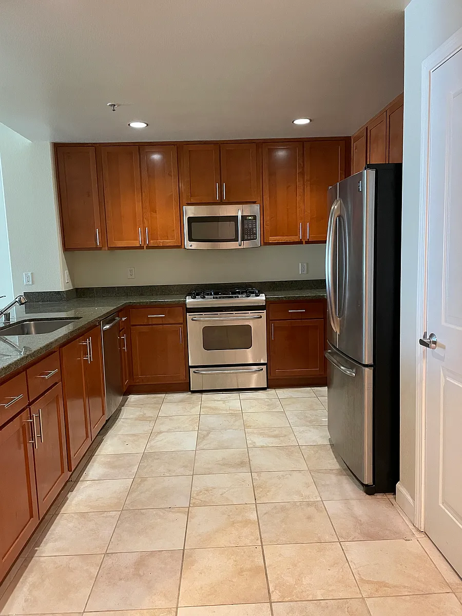 Building Photo - 423 7th St #108