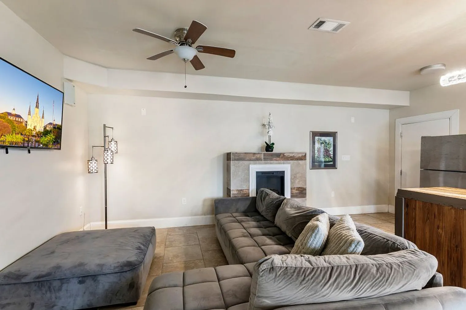 4 bed, 2.0 bath, 1797 sqft, $8,887 — Photo 4