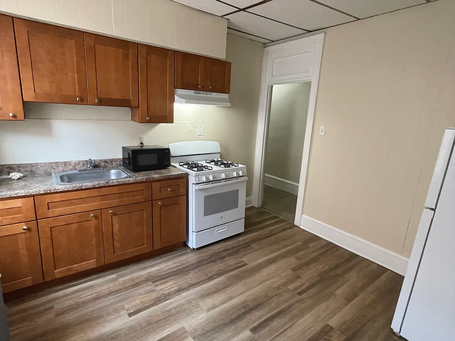 Spacious 2-Bedroom Apartment with Central Air Pet-Friendly and Available Now — Photo 4