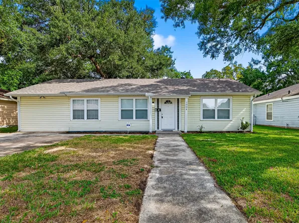 1004 S Shepherd Dr, Baytown, TX 77520
