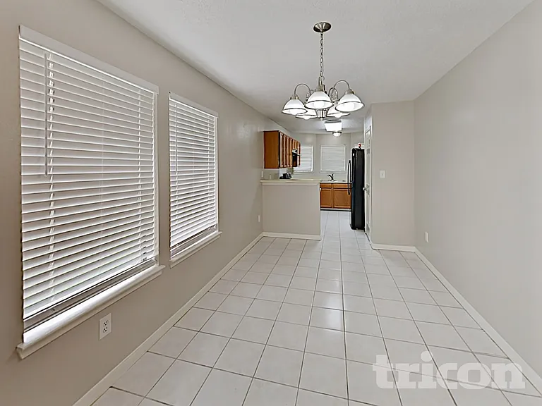 1050 Maclesby Ln — Photo 6