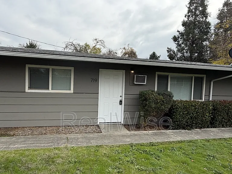 719 SW Bridge St — Photo 5