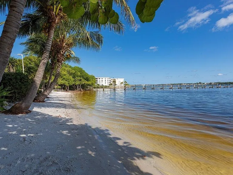 Manatee Bay Apartments — Photo 9