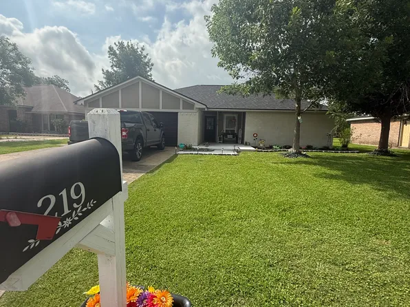 219 Silverbell Cir, Lake Jackson, TX 77566