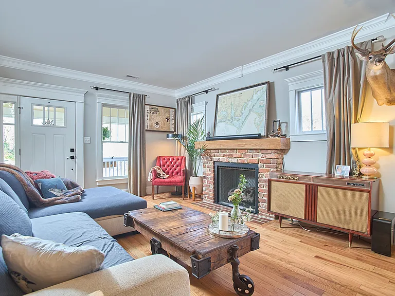 Furnished optional
New Gas fireplace