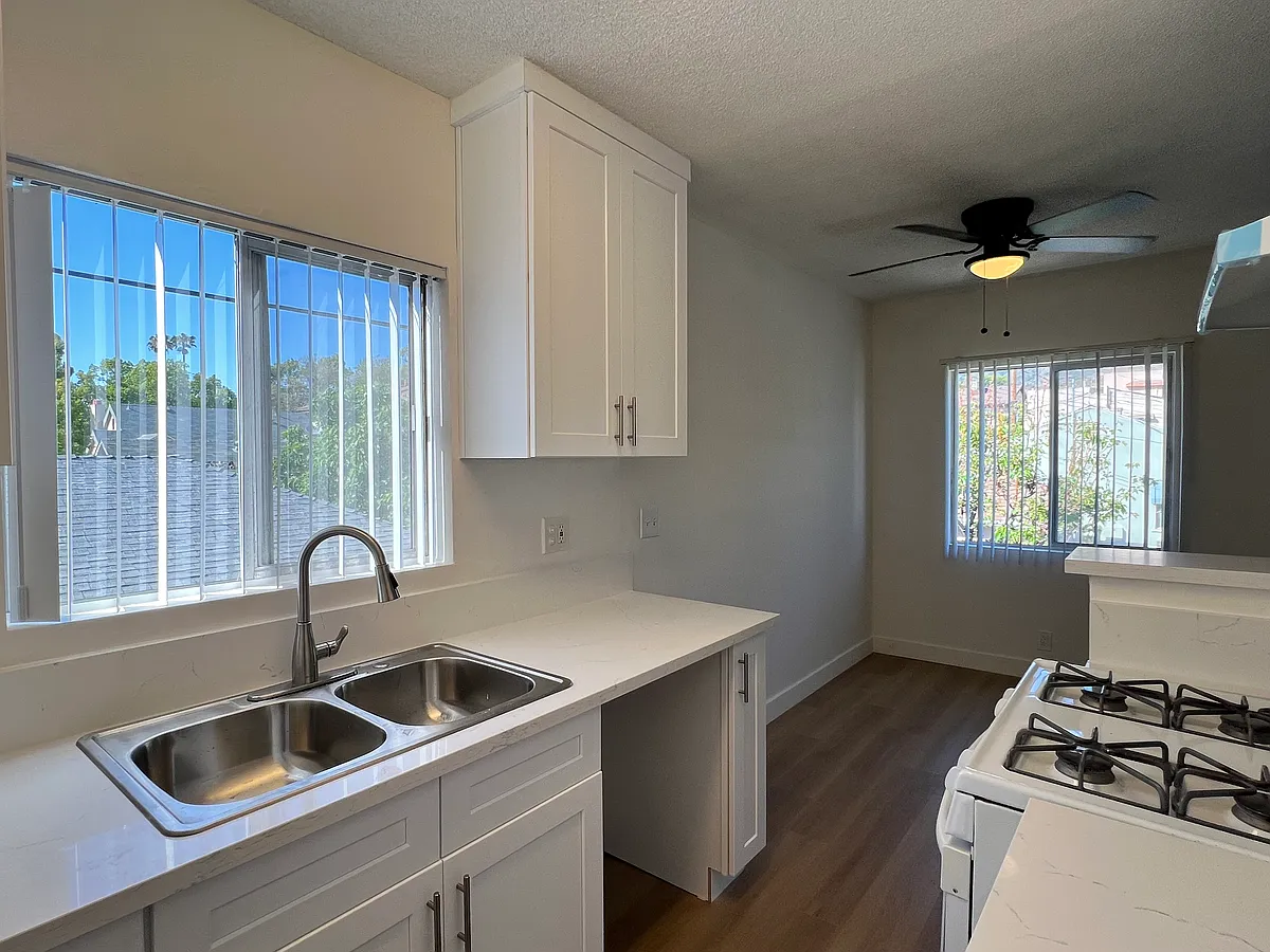 Building Photo - 1031 Elm Ave #10