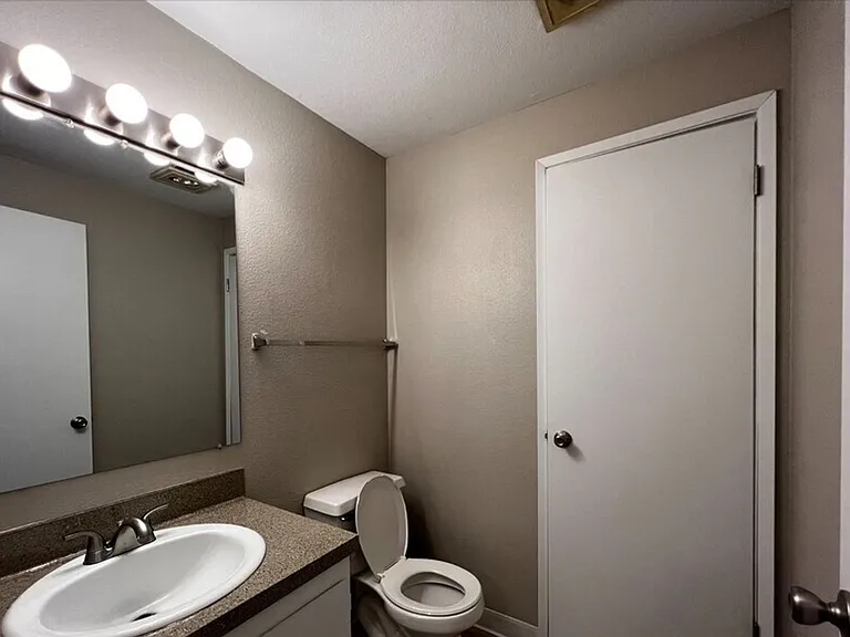 Lawn Courte Apartments at 2802 N. Narrows Drive, Tacoma, WA 98407 — Photo 20