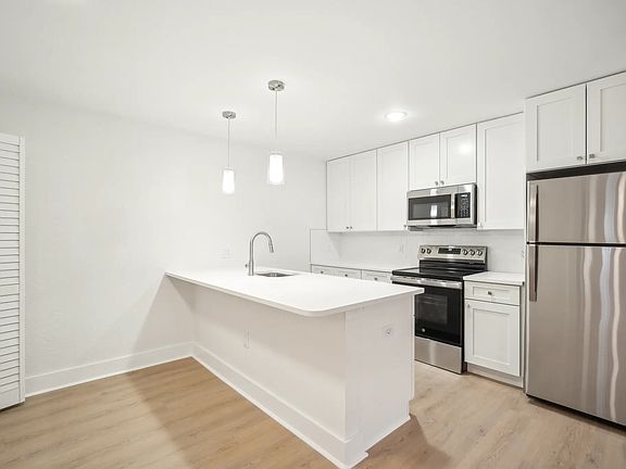 3rd image of 3001 W Horatio St APT 2