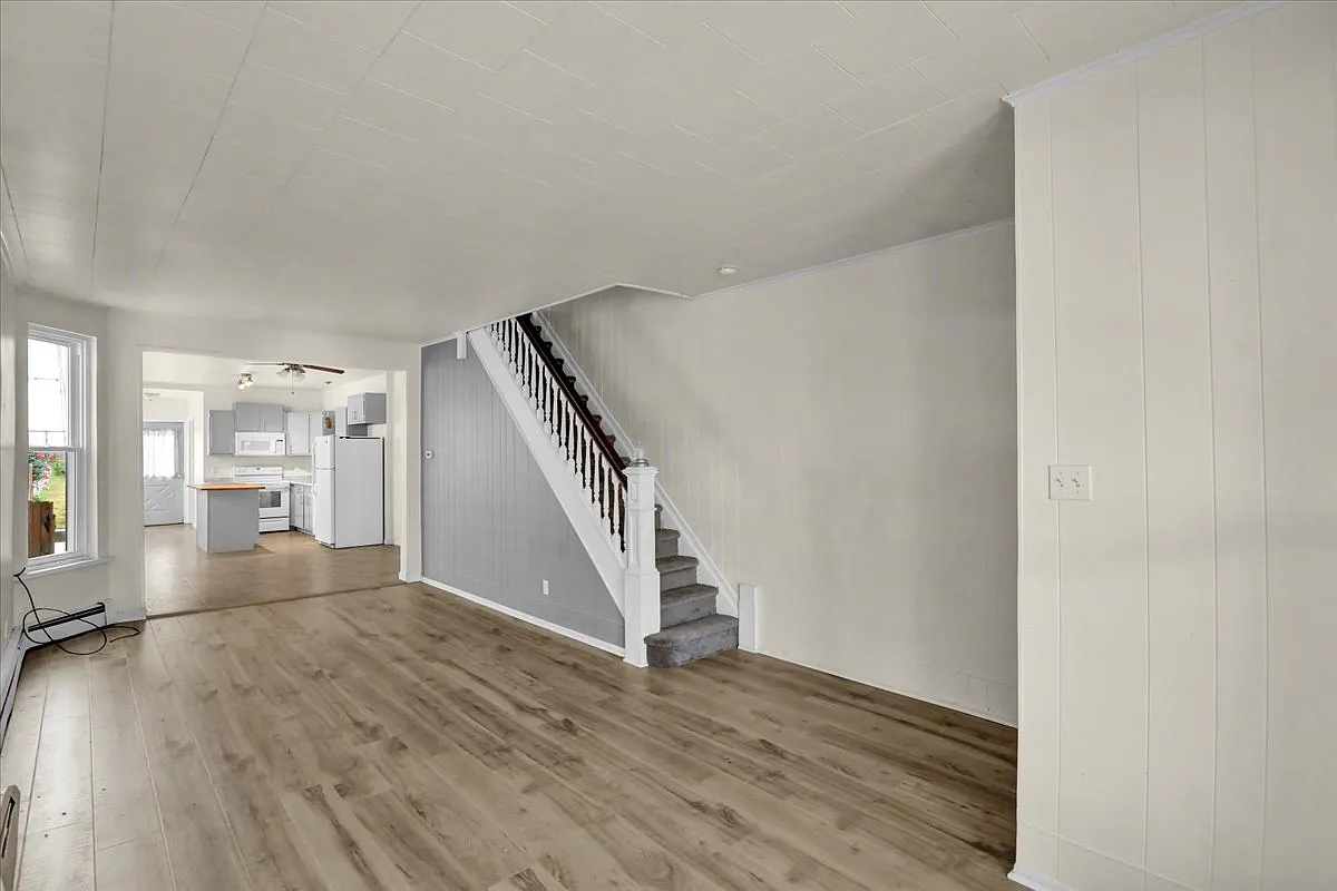 5 bed, 1.5 bath, 1732 sqft, $1,895 — Photo 4